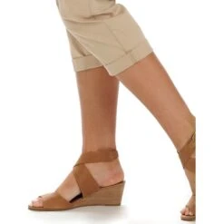 LEE Women's Flex-to-Go Relaxed Fit Cargo Capri -Fierce Femme 2079192 205 alt3